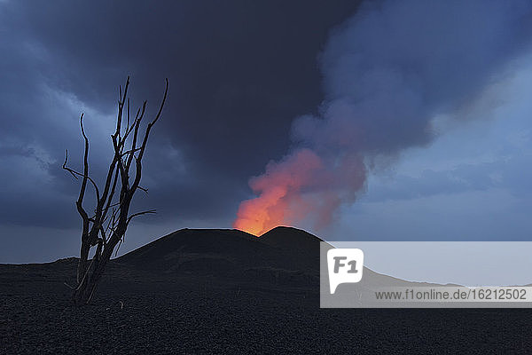 Kongo  Blick auf den Lavaausbruch des Vulkans Nyamuragira