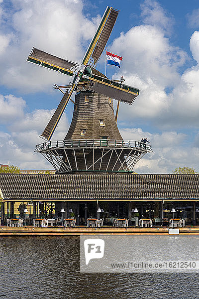 Niederlande  Südholland  Leiden  Restaurant am Flussufer vor der historischen Windmühle DHeesterboom im Hintergrund