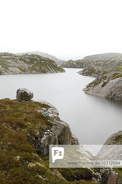 Norwegen  Blick auf einen See im Gebirge
