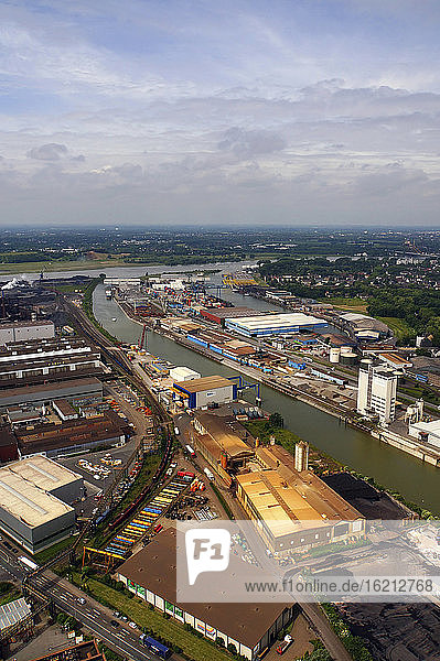 Deutschland  Duisburg  Blick auf den Hafen in der Stadt