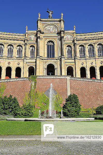 Europa  Deutschland  Bayern  München  Blick auf das Bayerische Landtagsgebäude am Maximilianeum