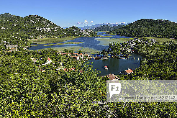 Montenegro  Blick auf das Dorf Karuc am Skadar See