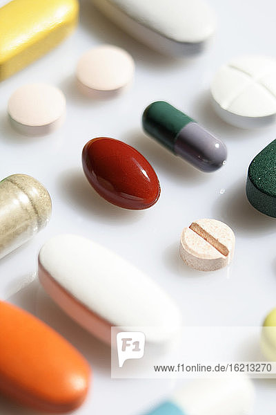 Mehrere Tabletten und Kapseln  Nahaufnahme