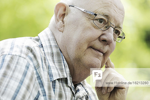 Deutschland  Nordrhein-Westfalen  Köln  älterer Mann mit Brille im Park  Nahaufnahme