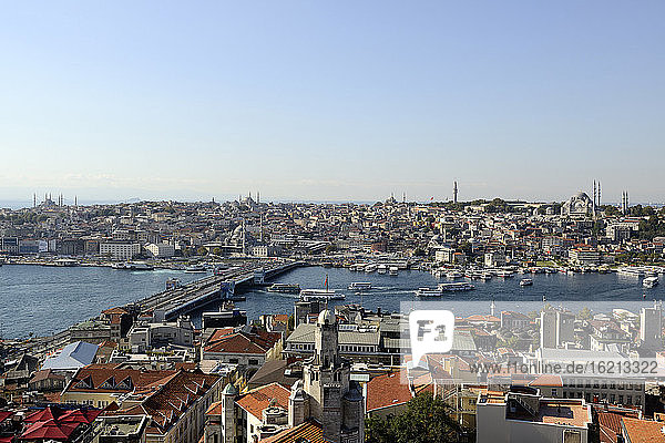Türkei  Istanbul  Blick auf den Galata-Turm und die Galata-Brücke