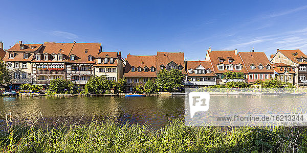 Deutschland  Bayern  Bamberg  Fluss Regnitz und Klein-Venedig-Stadthäuser im Frühling