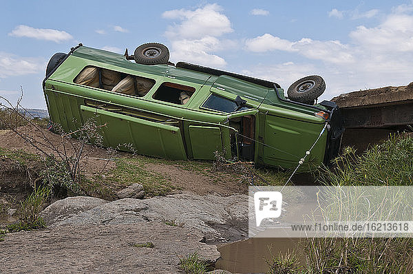 Afrika  Kenia  Unfall eines Safari-Jeeps im Maasai Mara National Park