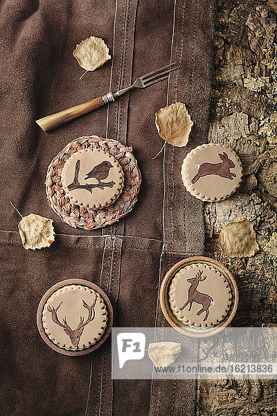 Selbstgebackene Kekse mit auf Fondant gemalten Tieren  Nahaufnahme