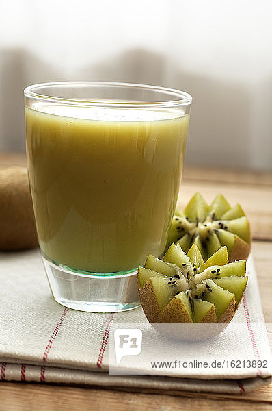 Kiwi-Smoothie mit frischem Obst auf Holztisch  Nahaufnahme