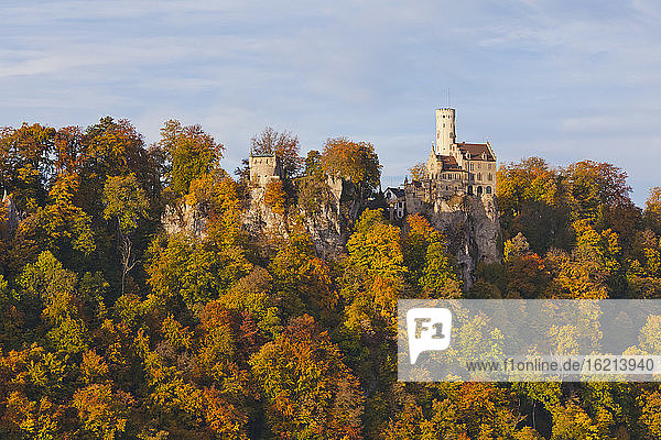Deutschland  Baden Württemberg  Blick auf Schloss Lichtenstein bei Honau