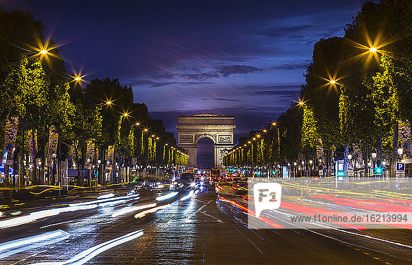 Arc de triomphe gegen blauen Himmel bei Nacht  Paris  Frankreich