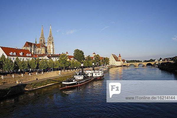 Deutschland  Bayern  Oberpfalz  Regensburg  Blick auf das Schifffahrtsmuseum in der Nähe des Doms und die alte Steinbrücke über die Donau
