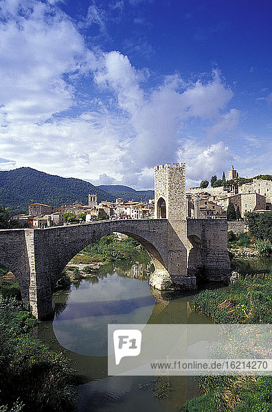 Steinbrücke mittleren Alters von Besalu über den Riu Fluvio  Costa Brava  Spanien