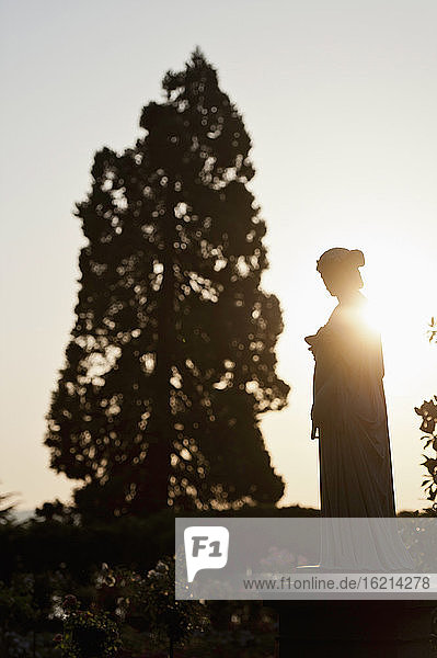 Deutschland  Blick auf Statue im Rosengarten