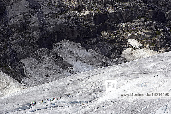 Norwegen  Nigardsbreen  Touristen gehen über die Gletscherzunge