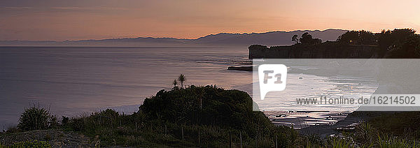 Neuseeland  Südinsel  Cape Foulwind mit rotem Himmel