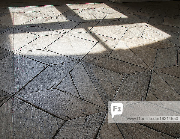 Belgien  Schatten auf Eichenparkett in der Abtei Stavelot