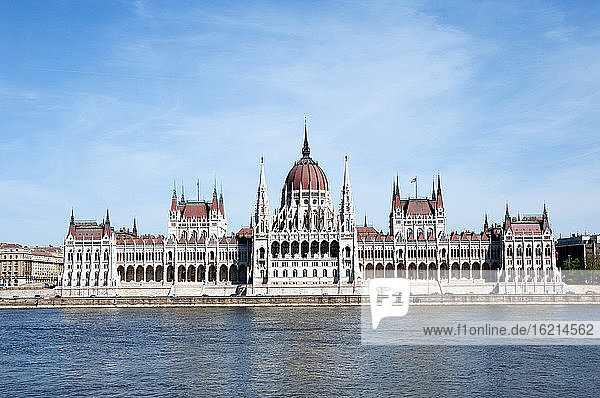 Ungarn  Budapest  Blick auf das Parlamentsgebäude und die Donau