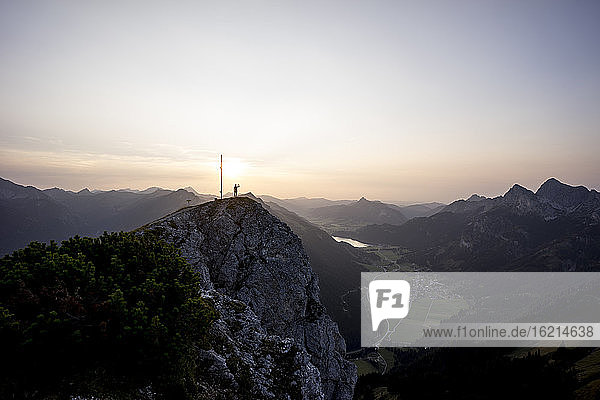 Wanderer auf Aussichtspunkt bei Sonnenuntergang  Gaichtspitze  Tirol  Österreich