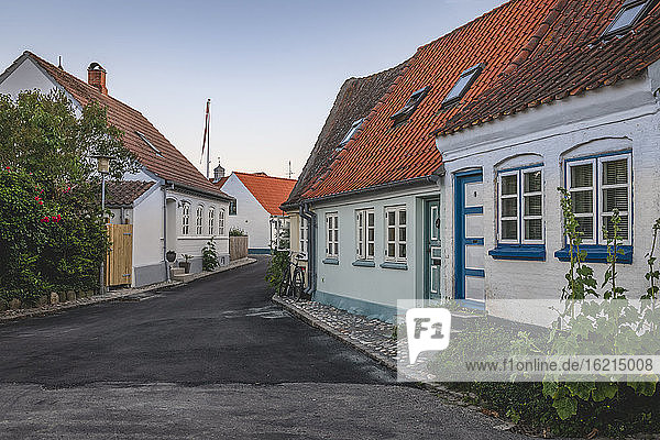 Dänemark  Region Süddänemark  Marstal  Alte Stadthäuser entlang einer leeren Straße