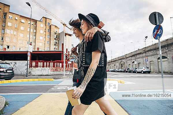 Mann mit Hand auf der Schulter seiner Freundin auf der Straße in der Stadt