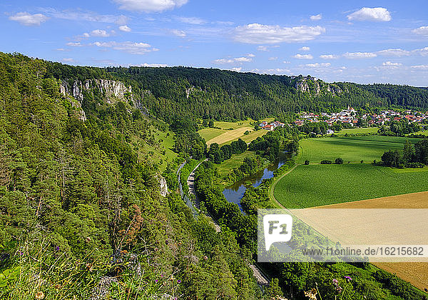 Deutschland  Bayern  Kipfenberg  Drohnenansicht des Flusses Altmuhl und der Arnsberger Leite mit Dorf im Hintergrund