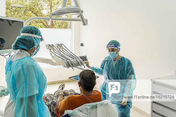 Arzt und Krankenschwester mit Patient in der Zahnklinik