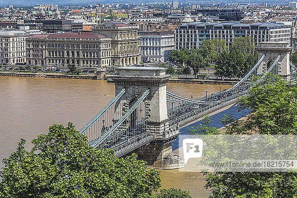Ungarn  Budapest  Blick auf die Szechenyi Kettenbrücke