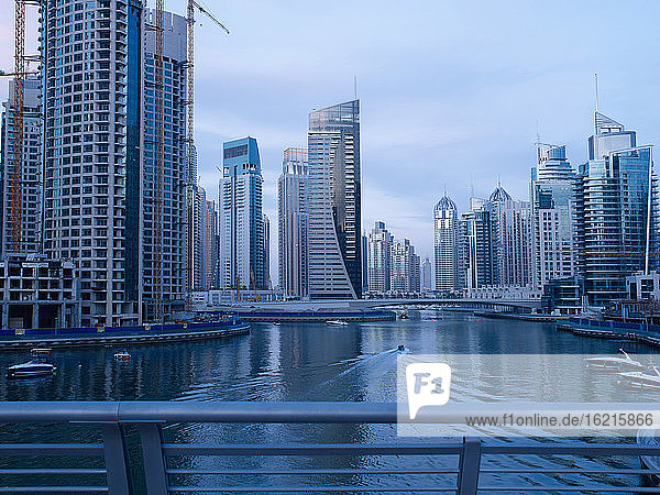 Vereinigte Arabische Emirate  Dubai  Blick auf Wolkenkratzer mit Hafen