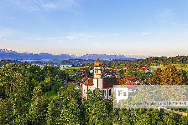 Deutschland  Bayern  Oberbayern  Tolzer Land  bei Eurasburg  Beuerberg  St. Marien Kirche und Bäume  Luftaufnahme