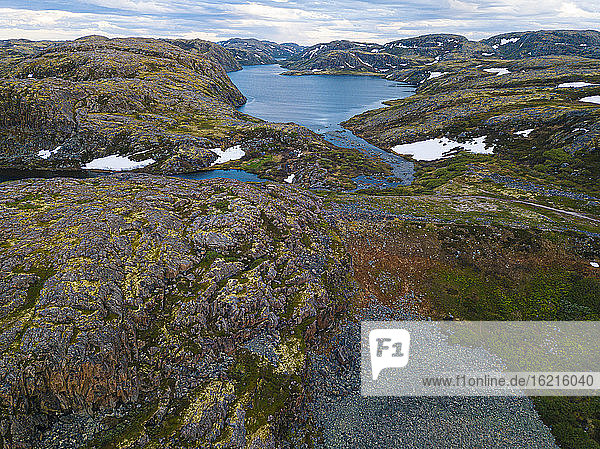 Russland  Gebiet Murmansk  Teriberka  Luftaufnahme von Seen umgeben von felsigen Hügeln