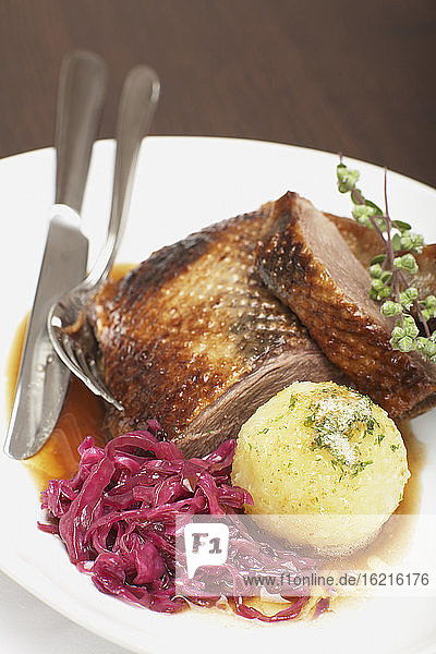 Gebratene Gans mit Rotkohl und Knödel auf Teller  Nahaufnahme