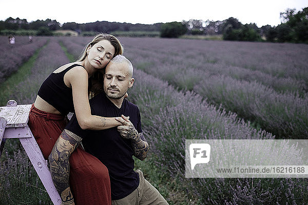 Ehepaar auf Lavendelfeld