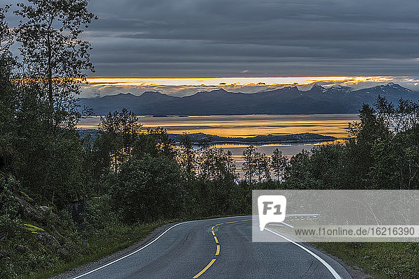 Norwegen  Blick auf leere Straße