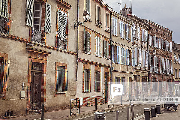 Frankreich  Haute-Garonne  Toulouse  Reihe alter Stadthäuser