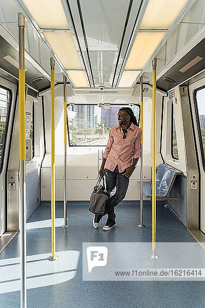 Afro-Jugendlicher mit Tasche im Zug stehend  Miami  Florida  USA