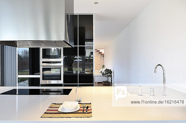 Kücheninsel in modernem Haus