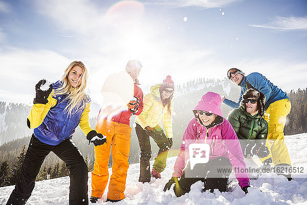 Eine Gruppe unbeschwerter Freunde hat Spaß im Schnee  Achenkirch  Österreich