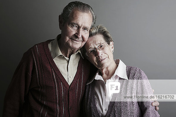 Porträt eines älteren Paares  lächelnd  Nahaufnahme