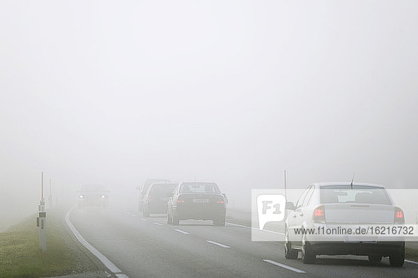 Verkehr auf der Straße im Nebel