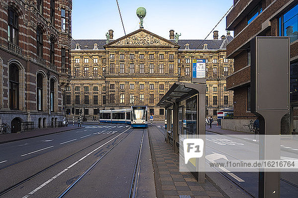 Niederlande  Nordholland  Amsterdam  Zug passiert den Königlichen Palast von Amsterdam