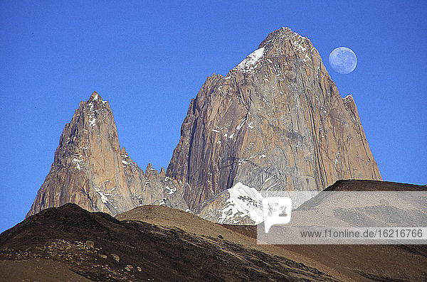 Monduntergang am Fitz Roy  Patagonien  Argentinien