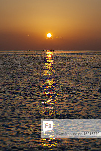 Asien  Sonnenuntergang mit Fischerboot am Indischen Ozean