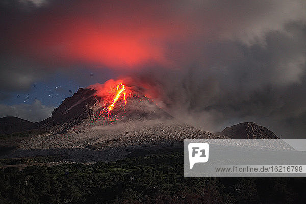 Montserrat  Karibik  Lava fließt aus dem Vulkan Soufriere Hills
