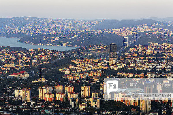 Europa  Türkei  Istanbul  Blick auf das Finanzviertel mit der Fatih-Sultan-Mehmet-Brücke