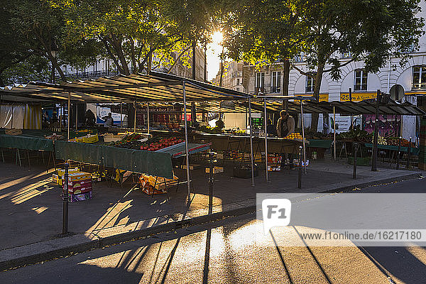 Gemüsestand am Straßenrand in Paris  Frankreich