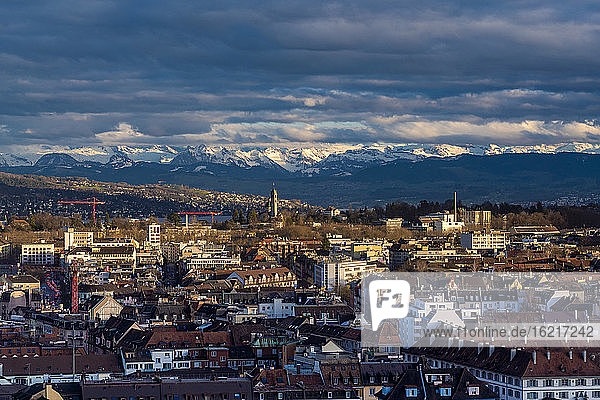 Schweiz  Zürich  Stadtbild mit schneebedeckten Bergen im Hintergrund  Luftaufnahme