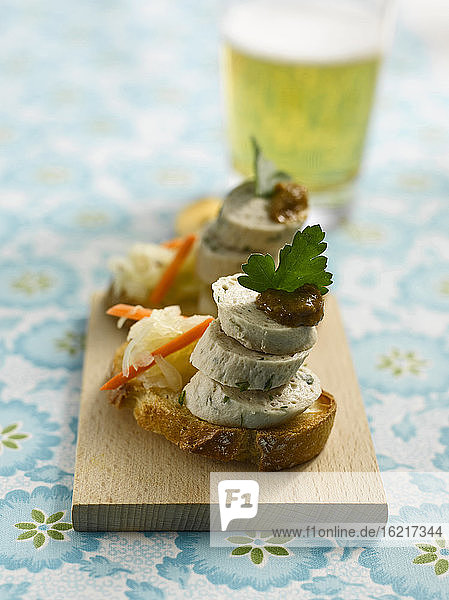 Fingerfood mit Baguettescheiben und deutscher Weißwurst  Nahaufnahme