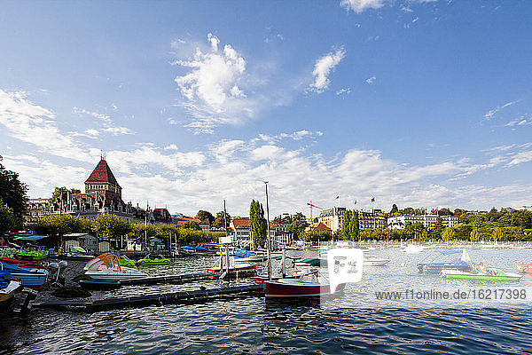 Schweiz  Lausanne  Blick auf Segelschiffe und Paddelboot im Hafen