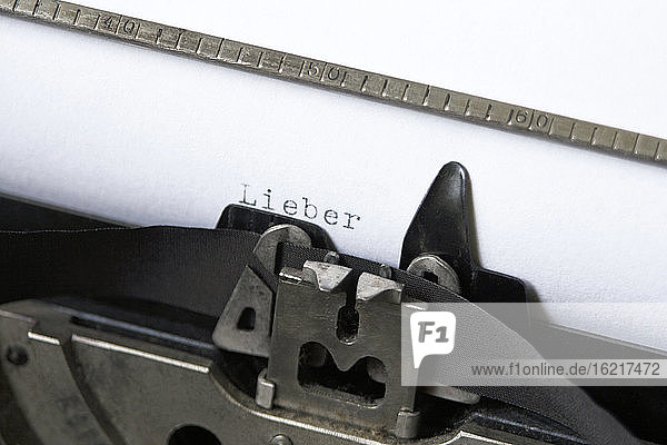 Lieber auf Papier in Schreibmaschine getippt  Nahaufnahme